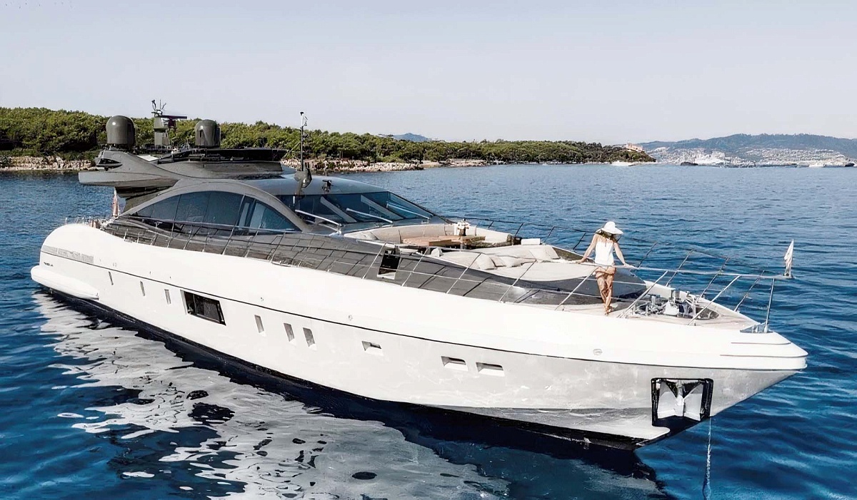 Аренда мега яхты Mangusta 110 Fanamax во Франции